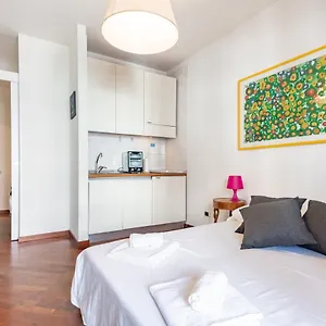 & Comfy With Veranda Apartament